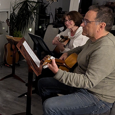 zwei Personen spielen Gitarre