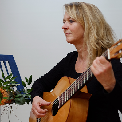 Gitarrenlehrerrin Eva spielt Gitarre